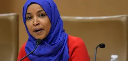 Usa, Ilhan Omar aggredita durante un comizio: chi &egrave; la deputata somala definita da Trump &ldquo;spazzatura&rdquo;