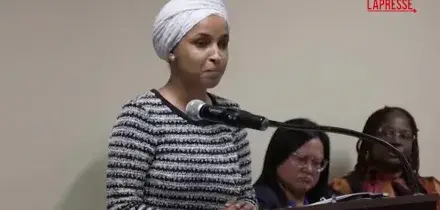 Deputata dem Ilhan Omar spruzzata con sostanza sconosciuta durante comizio a Minneapolis