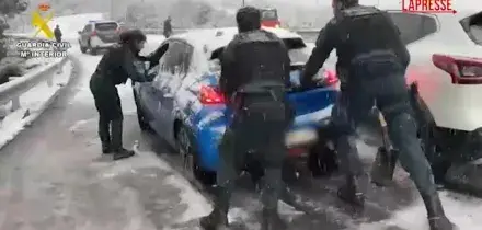 Spagna, Guardia Civil presta soccorso ad auto bloccate nella neve a Madrid