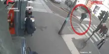Torino, segue anziana per strada e la rapina nellandrone: le immagini del pedinamento