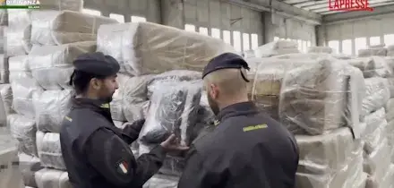 Milano, Finanza sequestra oltre 65mila capi contraffatti di Armani