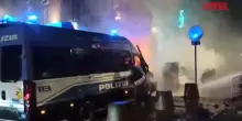 Torino, corteo Askatasuna: mezzo blindato della polizia in fiamme durante gli scontri