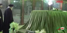 Iran, Khamenei rende omaggio alla tomba dellayatollah Khomeini