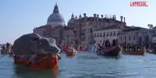Carnevale 2026, la spettacolare sfilata sul Canal Grande a Venezia