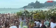 Rio de Janeiro, migliaia di devoti in acqua per omaggiare Yemanj&aacute;