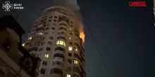 Ucraina, nuovi raid russi su Kiev: in fiamme un palazzo residenziale