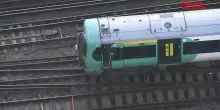 Londra, treno deraglia a Selhurst: le immagini aeree dal luogo dellincidente