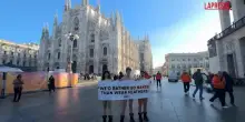 Olimpiadi 2026, la protesta di Peta in piazza del Duomo a Milano: "Meglio nudi che indossare piume"