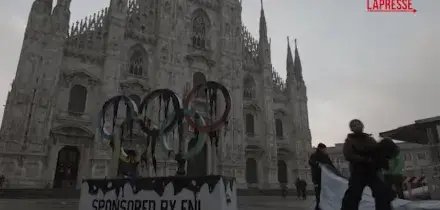 Olimpiadi 2026, Greenpeace espone i 5 cerchi che colano petrolio in piazza Duomo a Milano