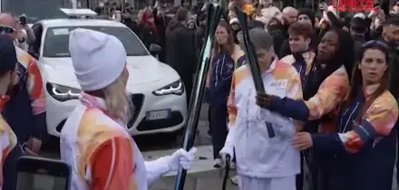 Olimpiadi 2026: la presidente del Cio, Kirsty Coventry, con la fiaccola