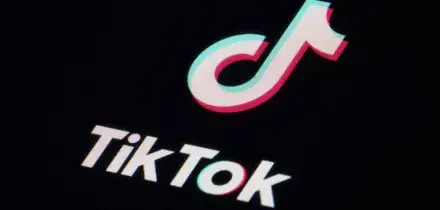 L&rsquo;Unione Europea contro TikTok: &ldquo;Il suo design crea dipendenza, corregga o rischio multa&rdquo;