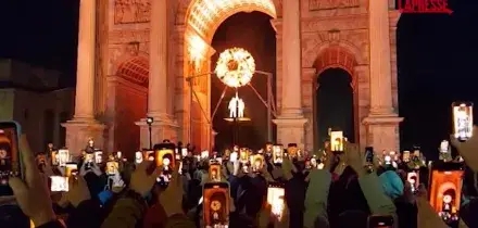 Olimpiadi 2026, Tomba e Compagnoni accendono il braciere di Milano