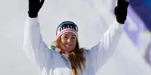 Olimpiadi 2026, bronzo Goggia nella libera. Vonn caduta shock e frattura alla gamba