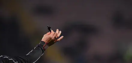 Germania, arbitro picchiato in casa: virale la sua proposta di matrimonio al compagno in campo