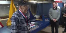 Usa, veterano della Marina festeggia il suo 100&deg; compleanno a bordo della corazzata New Jersey