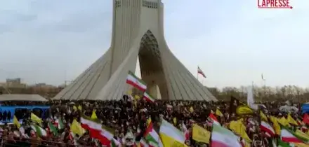 LIran commemora la rivoluzione del 1979: la tv di Stato mostra migliaia di persone con la foto di Khamenei