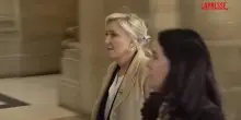 Francia, Le Pen arriva alla corte dappello di Parigi per lultimo giorno del processo sul caso fondi Ue
