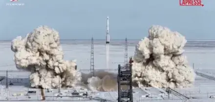 Russia, lanciato con successo in orbita veicolo spaziale con satellite
