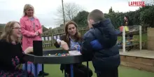 Regno Unito, la principessa Kate visita una scuola e si intrattiene con i piccoli alunni