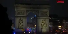 Parigi, armato di coltello aggredisce la polizia sotto lArco di Trionfo
