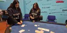 Varese, la Guardia di Finanza scopre una bisca clandestina: le immagini del blitz