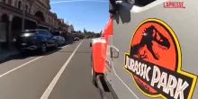 Australia, ad Adelaide una jeep a tema Jurassic Park