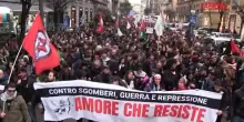 Napoli, manifestazione contro lo sgombero dei centri sociali: "Il governo ha fatto male i conti"