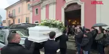 Zoe Trinchero, a Nizza Monferrato i funerali della 17enne: una folla a darle lultimo saluto