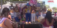 Brasile, al Carnevale di Rio de Janeiro ballano in maschera anche i cani