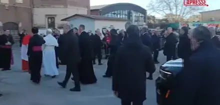 Papa Leone XIV arriva a Ostia: folla ad attenderlo