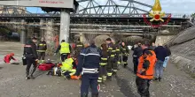 Cade nel Tevere da Ponte Sisto: donna salvata dai vigili del fuoco a Roma