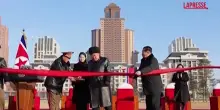 Corea del Nord, Kim Jong Un inaugura quartiere residenziale per le famiglie dei soldati uccisi in Ucraina