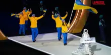 Olimpiadi 2026,  &egrave; una donna russa quella che ha portato il cartello con scritto Ucraina alla cerimonia di apertura