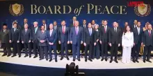 Board Of Peace, Trump entra nella sala sulle note della cover di Gloria di Tozzi