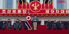 Corea del Nord, Kim Jong Un guida un&rsquo;imponente esibizione di lanciarazzi