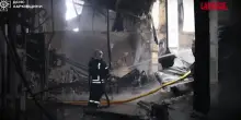 Ucraina, attacchi russi su Kharkiv: scoppia un gigantesco incendio in un magazzino