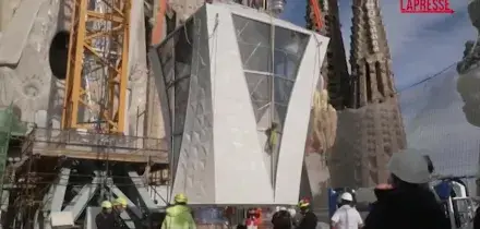 Barcellona, il braccio superiore della croce &egrave; stato posizionato sulla Sagrada Familia