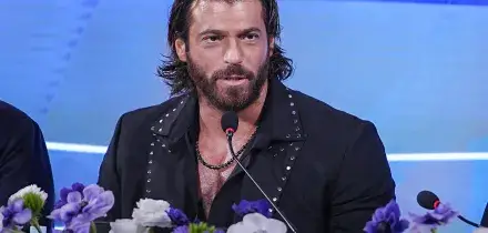Can Yaman a Sanremo 2026, le foto della conferenza stampa