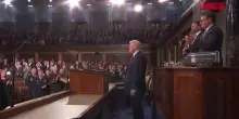 Congresso Usa, standing ovation per Trump: "Questa &egrave; let&agrave; delloro dellAmerica"
