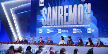 Sanremo 2026, la conferenza stampa della quarta serata: oggi i duetti &ndash; la diretta