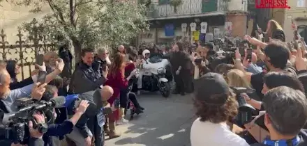 Sanremo 2026, il flash mob di Sal Da Vinci: improvvisa un matrimonio e canta "Per sempre si"