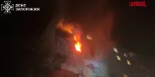 Ucraina, attacco russo nella notte su Zaporizhzhia: le immagini di un grattacielo in fiamme