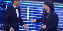 Sanremo 2026, Conti con Lillo rievoca la gaffe di Petrecca