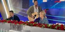 Sanremo 2026, Enrico Nigiotti suona la chitarra in sala stampa: "Per allietare la mattinata"