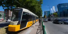 Milano, tram senza passeggeri esce da binari: bullone su rotaie