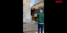 Milano: tram deraglia e finisce contro palazzo. Le prime immagini dellincidente