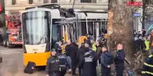 Milano, tram deragliato: i soccorsi sul luogo dellincidente