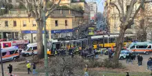 Milano, tram deraglia e finisce contro un palazzo: una decina i feriti