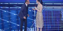 Arisa e i tranquillanti a Carlo Conti: cosa c&rsquo;&egrave; dietro la gag sul palco di Sanremo 2026