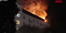 Ucraina, droni russi colpiscono hotel a Sumy: edificio in fiamme e 50 evacuati